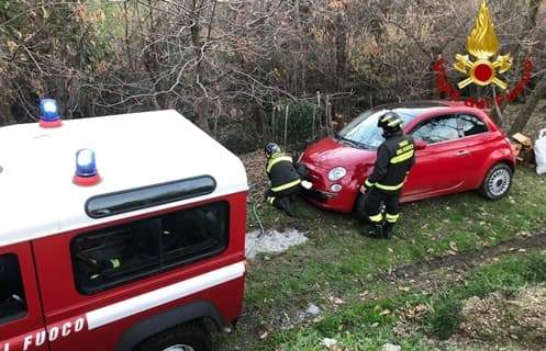 Perde il controllo dell’auto e finisce fuori strada in bilico sul pendio