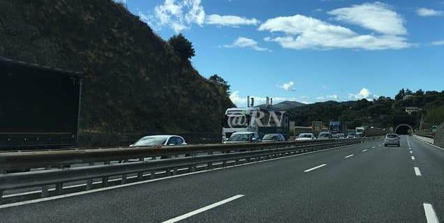 Scontro mezzi pesanti su A10 Genova-Savona tra Varazze e Arenzano