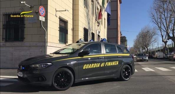 Denunciati per truffa 5 assegnatari di case popolari, già proprietari di ville con piscine