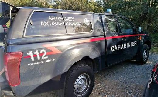 Sorpresa durante una passeggiata sui sentieri liguri, si imbatte in un piccolo arsenale