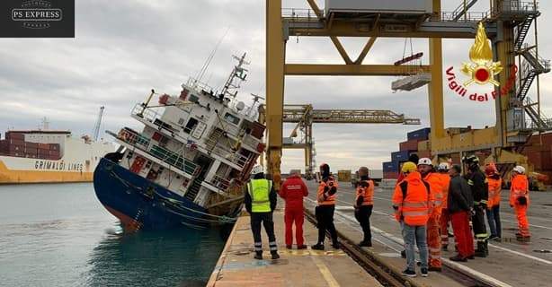 Nave ingavonata in porto a Genova, sbandata di lato