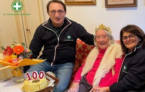Paolina festeggia i 100 anni con la torta della Croce Bianca Genovese