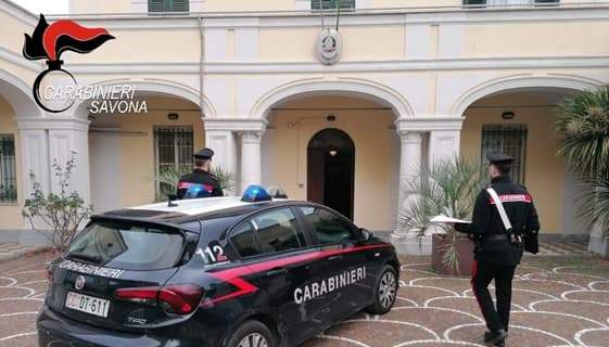 Abusa della fragilità di una 90enne e le estorce 50mila euro, denunciato badante