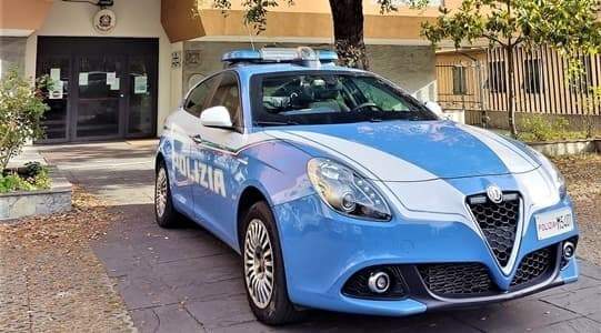 Barcolla al buio in mezzo la strada e mena gli agenti che lo arrestano