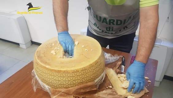 125 kg di cocaina nelle forme di parmigiano, depositi in Alessandria e Asti