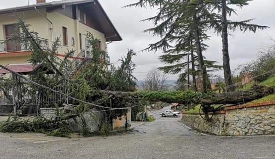 Nevica nell’alessandrino, chiusa una strada ad Acqui Terme