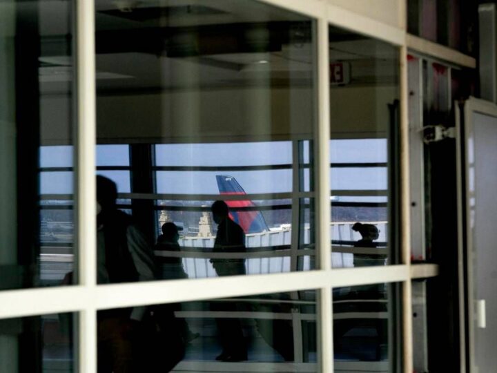 Bagaglio a mano incluso nel biglietto aereo, la stretta Ue: rischio rincari