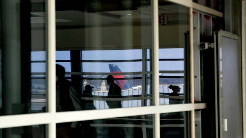 Bagaglio a mano incluso nel biglietto aereo, la stretta Ue: rischio rincari