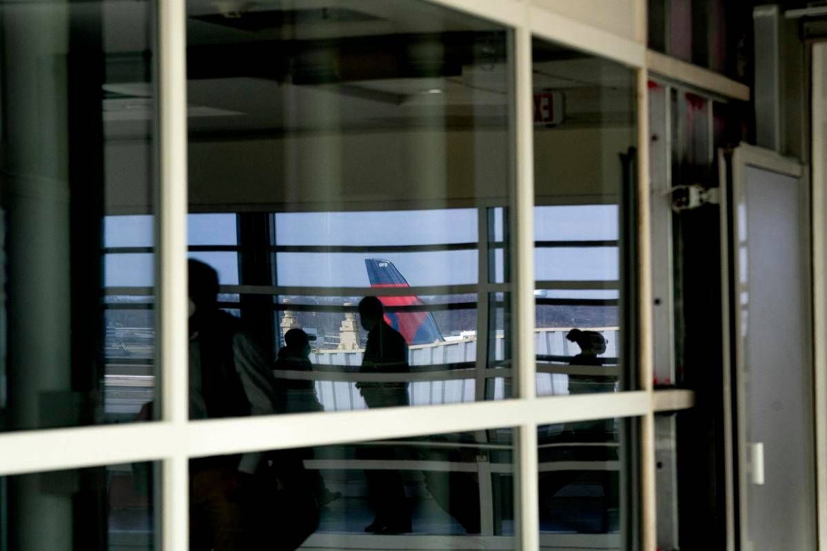 Bagaglio a mano incluso nel biglietto aereo, la stretta Ue: rischio rincari