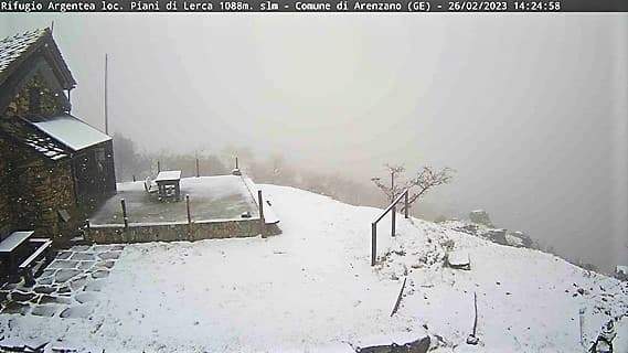 Vento a Sassello, pochi millimetri di neve sul Beigua – VIDEO