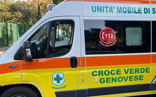 Crolla un ponteggio in via Milano a Genova, operaio in codice rosso a Villa Scassi