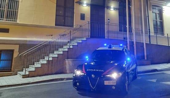 Si sdraia in corso V. Veneto a Savona e aggredisce i carabinieri, arrestato