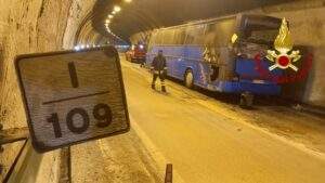 Fiamme 3 bus con 52 viaggiatori sulla A7 Genova - Milano