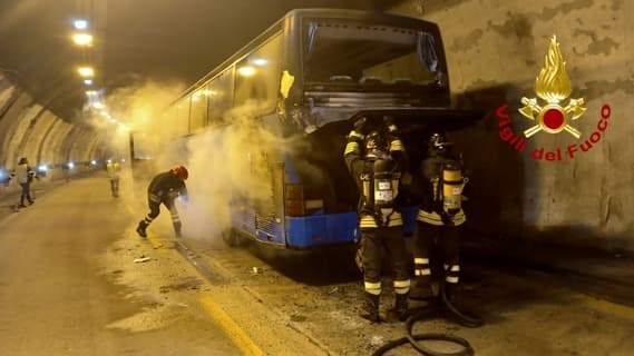 Fiamme sul bus terrore per 52 viaggiatori sulla A7 Genova – Milano