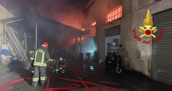 Imponente incendio in un capannone a Busalla, spegnimento in corso