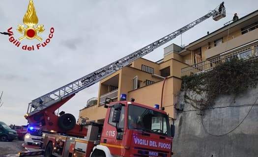 Fiamme al tetto di una villetta a Lavagna