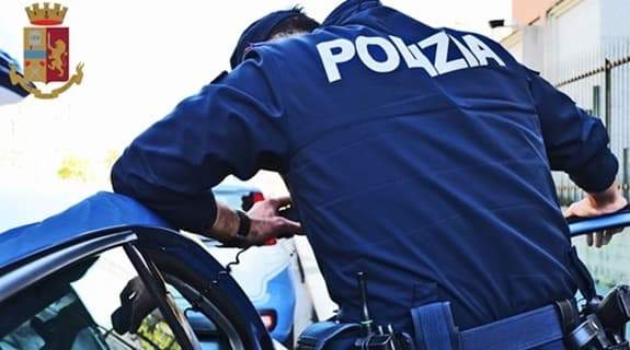 Pusher offre droga a poliziotto nel centro storico di Genova, arrestato