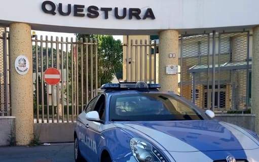 Savona, violenza al supermercato, palpeggia una ragazza e viene arrestato