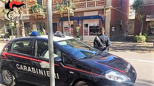 Vuole suicidarsi, bloccata dai carabinieri di Albenga in bilico sul terrazzo