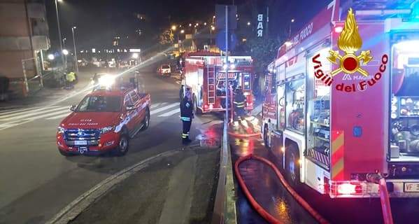 Brucia un box in via Mosso a Genova, evacuati gli inquilini