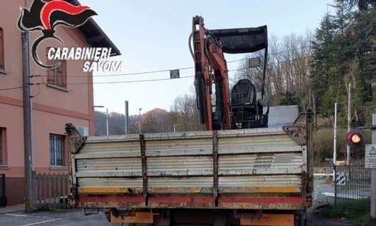 Camion sradica passaggio a livello e resta incastrato, treni fermi a Cairo