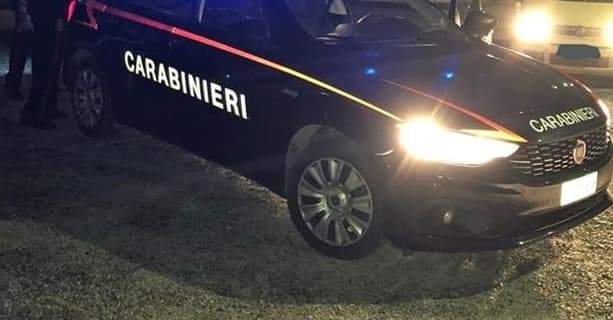 Danneggia auto in sosta, cassonetti, dehors e ruba un cellulare, arrestato a Savona