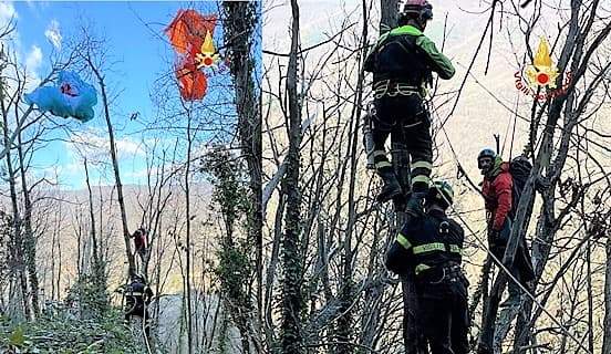 Parapendio sugli alberi in Vallefredda a Chiavari, elisoccorso Drago