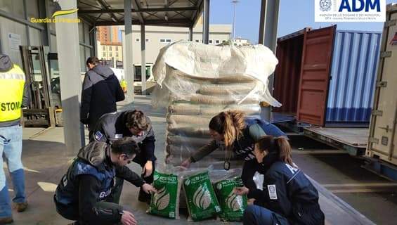 Sequestrate 382 tonnellate di pellet in porto a Genova, 6 denunciati