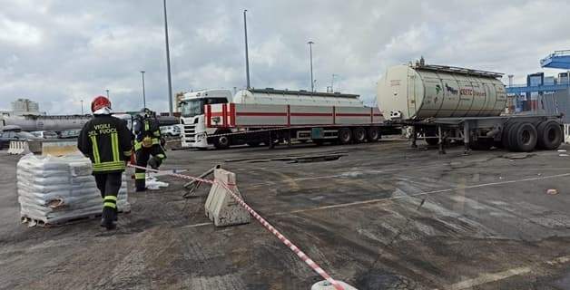 Sversamento sostanza sconosciuta in porto a Genova