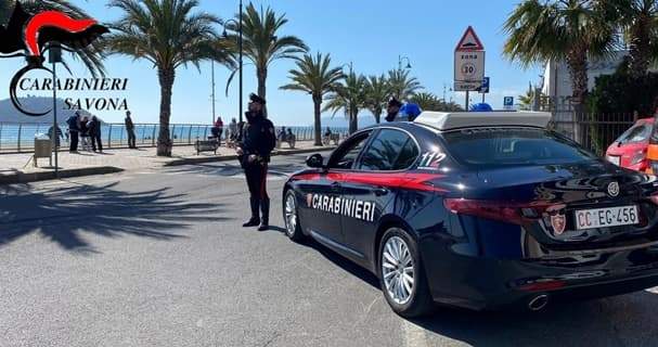 Beccato dopo una spaccata in un negozio aggredisce i carabinieri