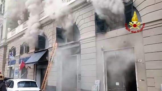 Brucia un negozio in via Gramsci a Genova – VIDEO