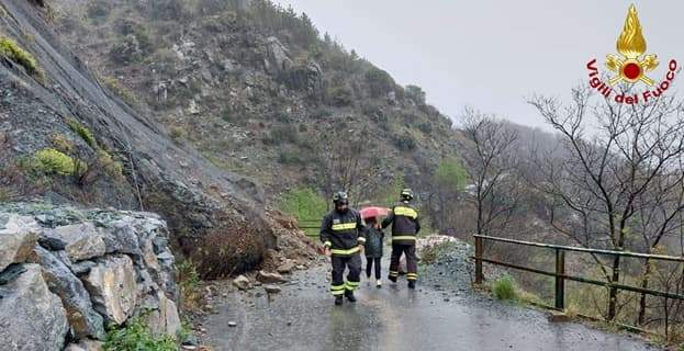 Maltempo, case isolate da una frana sulle alture di Genova Sestri