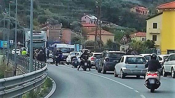 Grave incidente sulla SS334 del Sassello ad Albisola Superiore, lunga coda