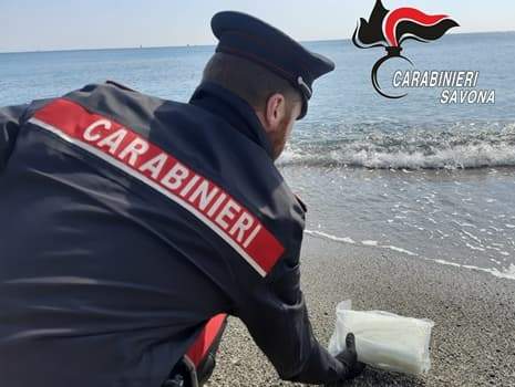 Trovato un chilo di cocaina pura sulla spiaggia di Albissola