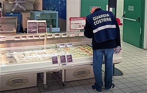 Guardia Costiera di Savona, controlli nelle pescherie, 5 sanzioni per 7.500 euro