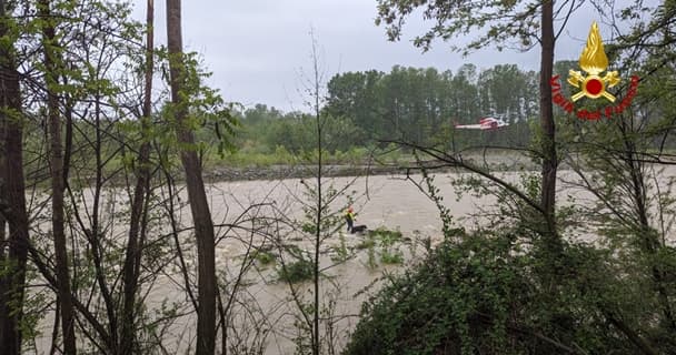 Vigili del fuoco, video del soccorso ad un cane caduto nel fiume