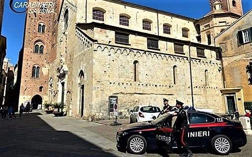 Aggredisce i carabinieri con un coltello da 30 cm, arrestato 22enne ad Albenga