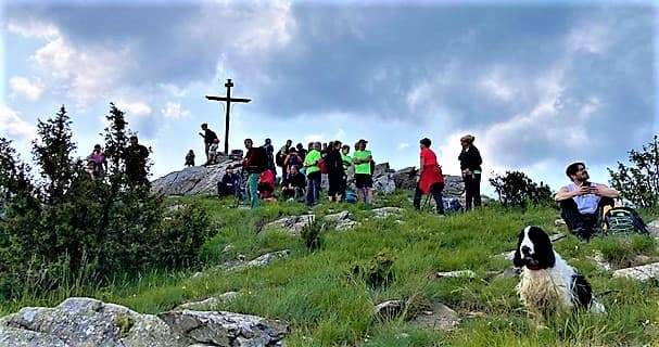 Sassello, in tanti alla benedizione della Croce sul monte Avzè