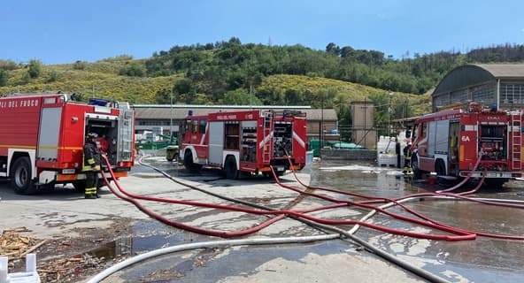 Brucia discarica a Cisano, intervento dei Vigili del fuoco di Sassello