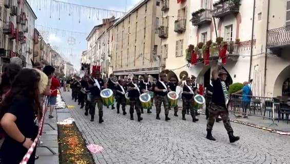 Sfilata degli Alpini tra i fiori a Cuneo Illuminata – VIDEO