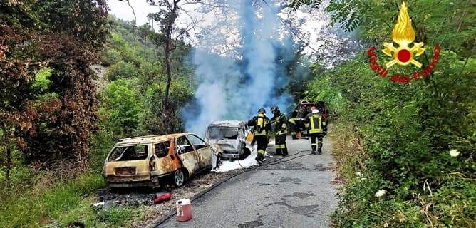 Due auto incendiate in via Branega a Genova