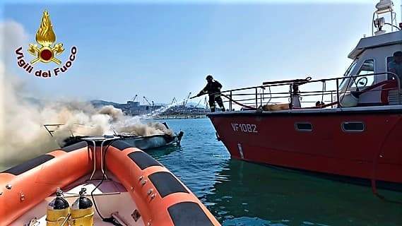 Salvate due persone su barca a vela incendiata a Multedo