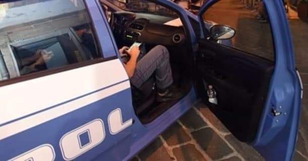 Beccati mentre rubano sulle auto in sosta con un passeggino, 2 arresti a Genova