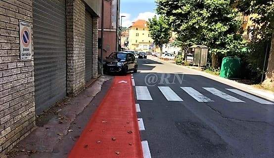 Sassello, il nuovo passo pedonale in rosso di via Roma fa discutere