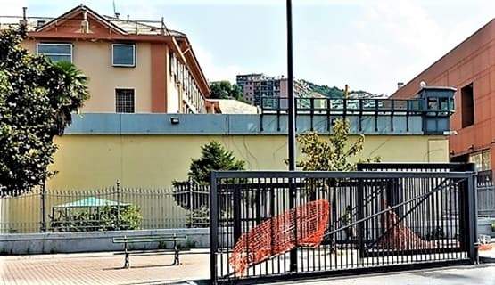 Tensione nel carcere di Marassi: celle a fuoco, agenti aggrediti, un detenuto morto