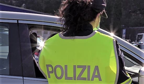 Donna molesta l’ex e lo investe con l’auto mentre si trova con la nuova ragazza