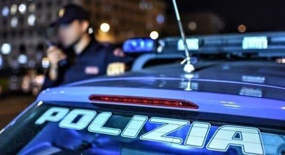 Si cambia la maglietta sporca di sangue con quella rubata, arrestato a Genova