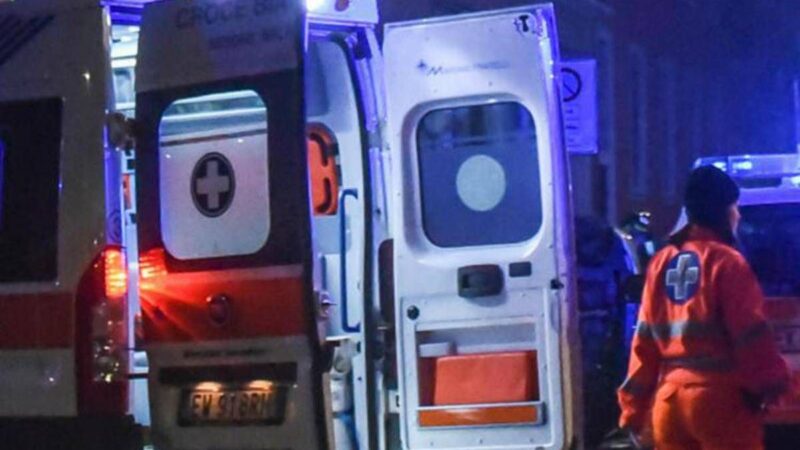 Roma, uomo ferito da arma da taglio muore in strada: indagini