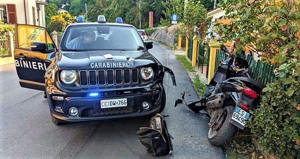 Fuggono all’alt e si schiantano contro auto dei Carabinieri in Val Bormida