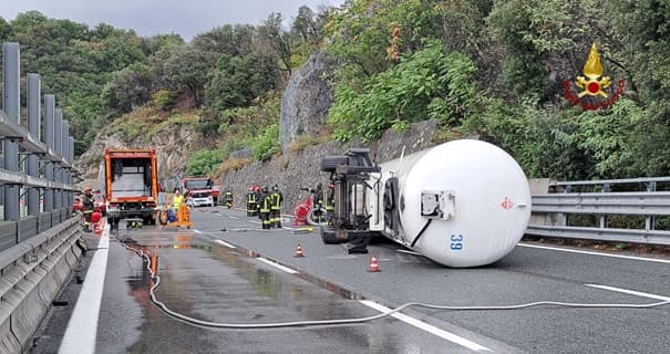 Incidente A10 Genova – Savona di ieri autocisterna ribaltata, video travaso gpl – VIDEO